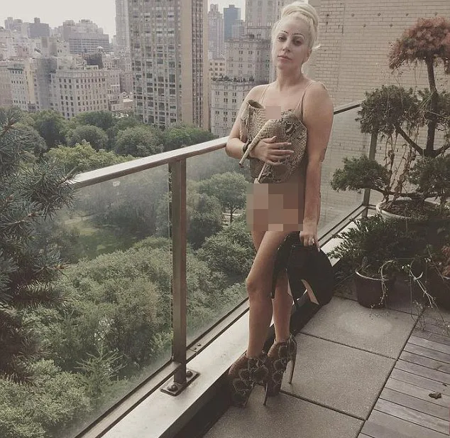 Gaya menggoda Gaga saat pamerkan koleksi sepatu terbarunya © instagram.com/ladygaga