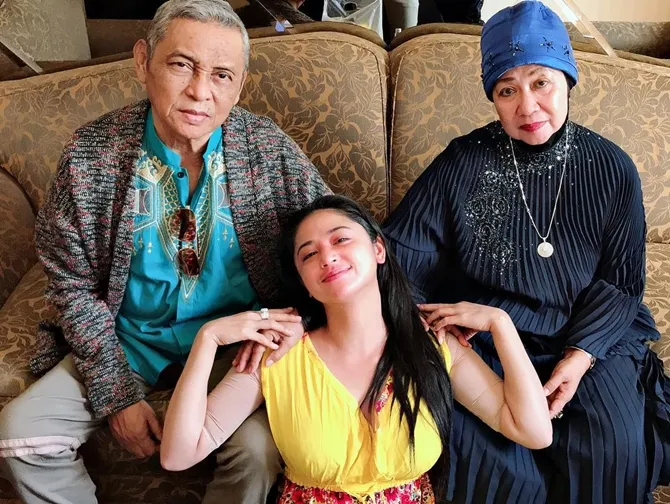 Potret kebersamaan Dewi Perssik dan kedua orangtuanya (Credit: instagram.com/dewiperssikreal)
