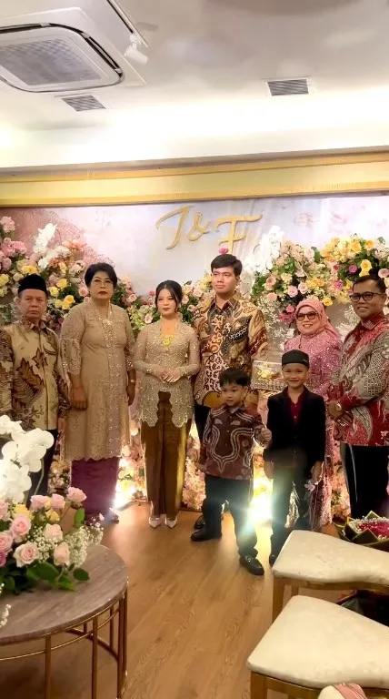 Di Pertunangan Frans Faisal