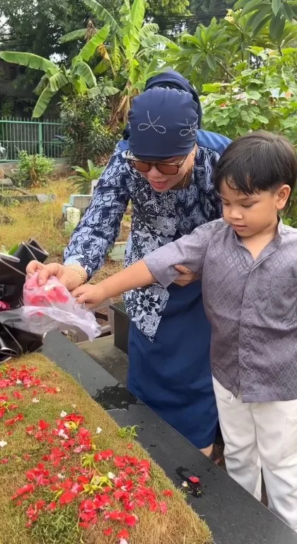 Datang ke Makam Orangtuanya