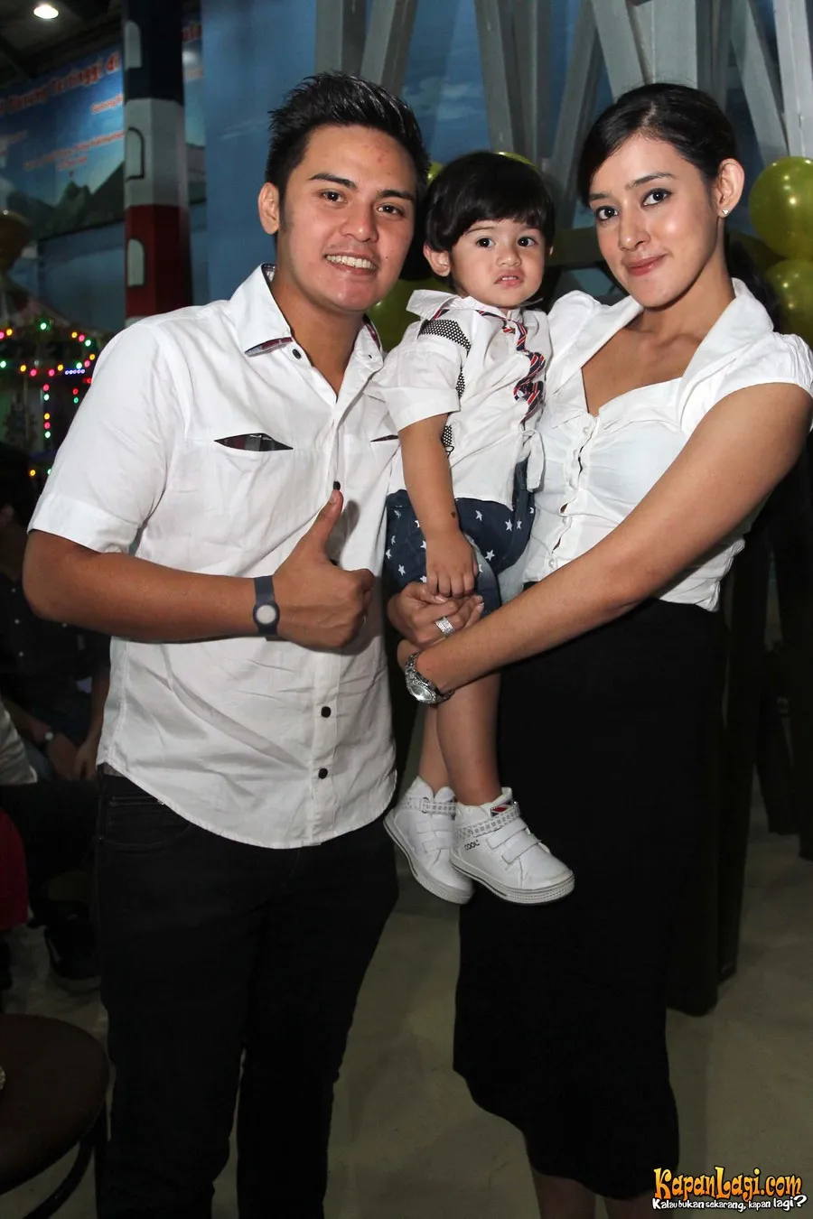 Galih Ginanjar tidak diperbolehkan membawa anak ke depan pintu rumah tanpa izin. ©KapanLagi.com®