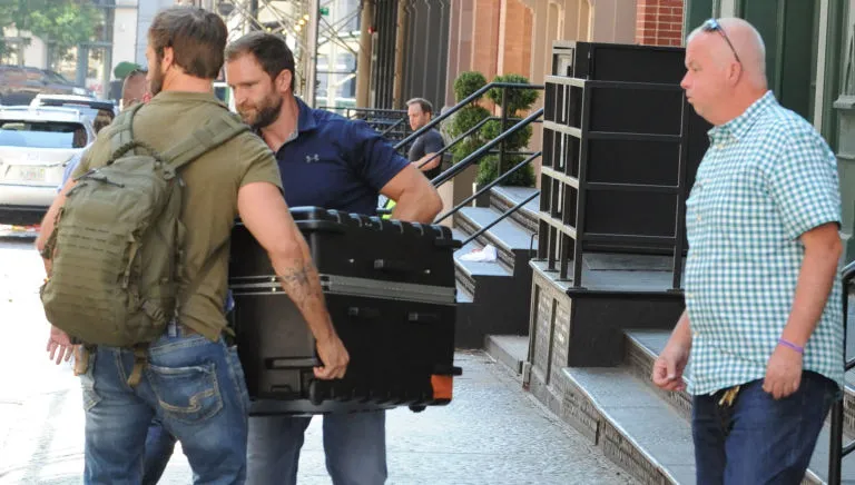 Demi hindari sorotan, benarkah Taylor masuk ke dalam koper itu? © Splashnews.com via Elle.com