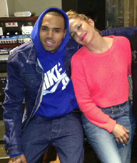 Chris Brown dan JLo di dalam studio rekaman @celebslam.celebuzz.com
