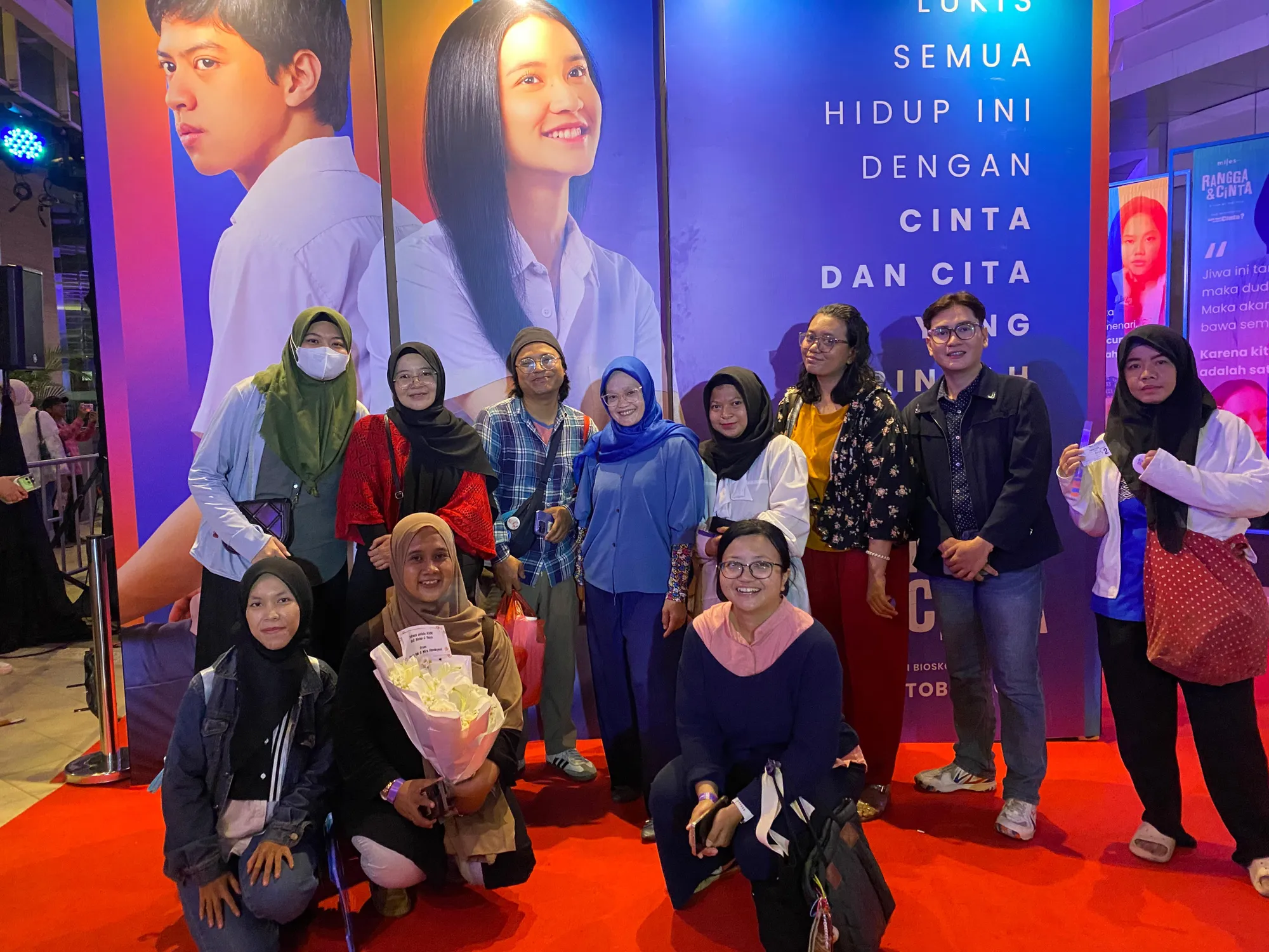Member Movieverse pakai outfit colorful dalam Gala Premiere RANGGA & CINTA. 