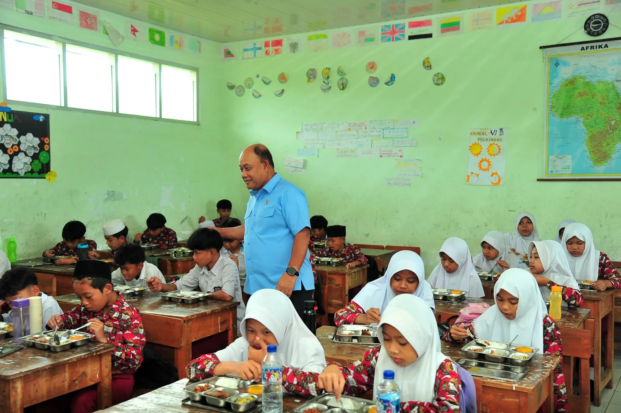 Pelajar sekolah tengah menikmati menu Makan Bergizi Gratis (MBG). (Sumber: BGN)