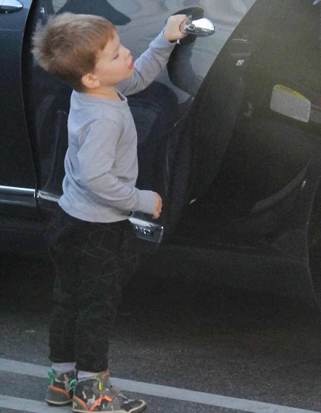 Samuel membukakan pintu untuk ibunya @ dailymail.co.uk