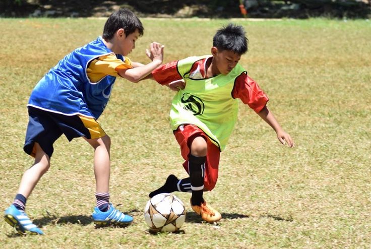 Anak Bermain Sepakbola. (foto: Pinterest).