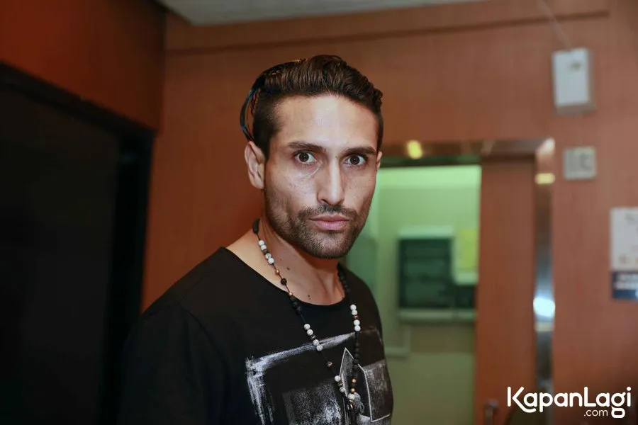 Gaston Castano menjenguk sang mantan istri, Julia Perez yang kesehatannya makin memburuk di RSCM © KapanLagi.com/Muhammad Akrom Sukarya