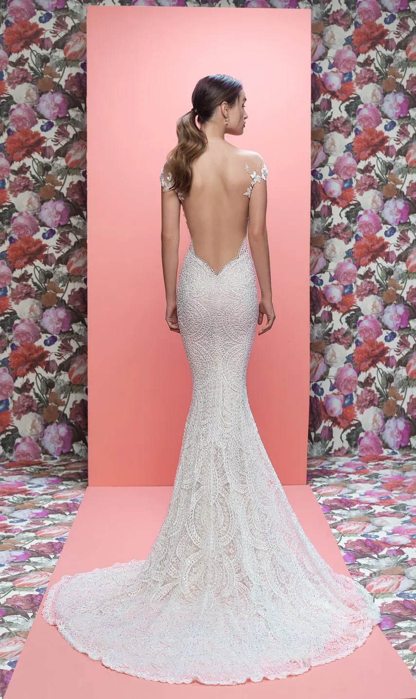 Banyak desainer yang perkirakan Maghan akan pakai dress backless. Credit: via brides.com