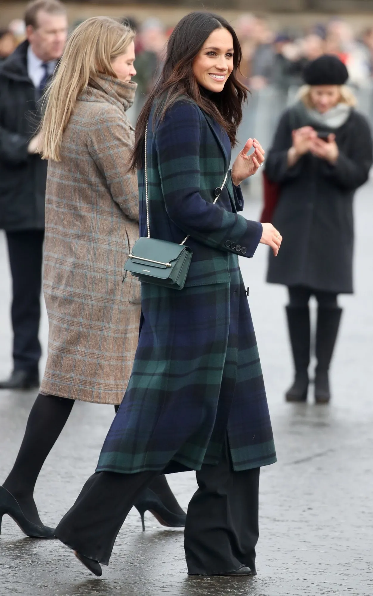 Meghan pakai coat dari Burberry. Credit: via telegraph.co.uk