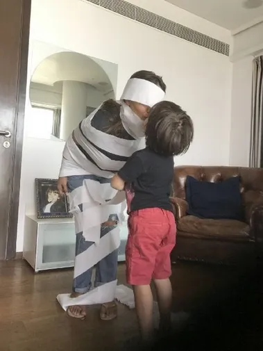 Gauri dapat ciuman dari AbRam karena sudah jadi mumi yang baik ©twitter/gaurikhan
