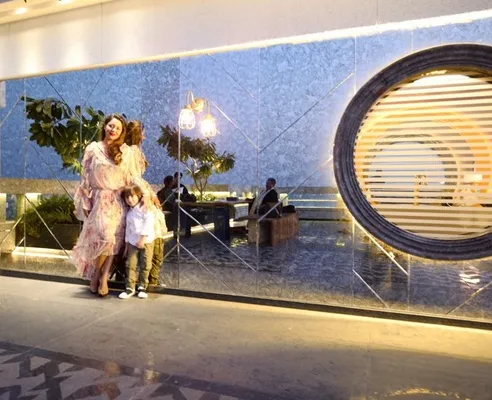 AbRam Khan temani Gauri bekerja ©twitter/karanjohar