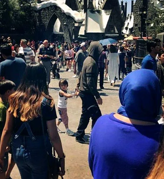 AbRam santai dan berpose di tengah banyak orang, sementara SRK sembunyi di balik hoodie ©pinkvilla