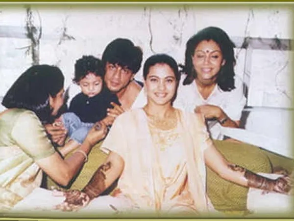 Ini dia potret lawas SRK dan Gauri saat datang ke pernikahan Kajol @filmibeat.com