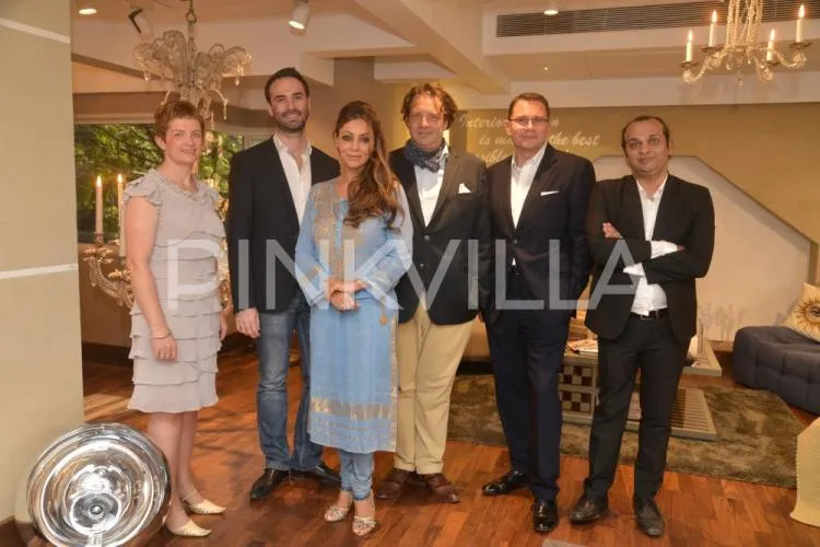 Ini dia potret kemewahan dalam studio furnitur yang baru saja dirilis Gauri Khan dan ia sedang berpose dengan rekan bisnisnya @pinkvilla.com
