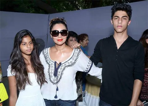 Shahrukh Khan lebih dengar kata Aryan Khan (kanan) dan Suhana Khan (kiri) daripada sang istri, Gauri Khan (tengah). @indianexpress