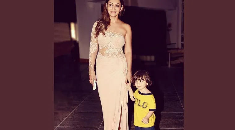 Ini dia potret kelucuan AbRam Khan saat berpose bersama sang ibu, Gauri Khan @indianexpress.com