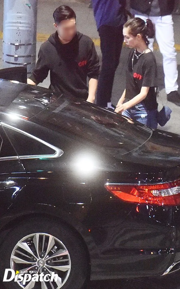 Kiko Mizuhara yang terlihat masuk ke mobil G-Dragon didampingi manager leader Big Bang tersebut. ©dispatch.co.kr