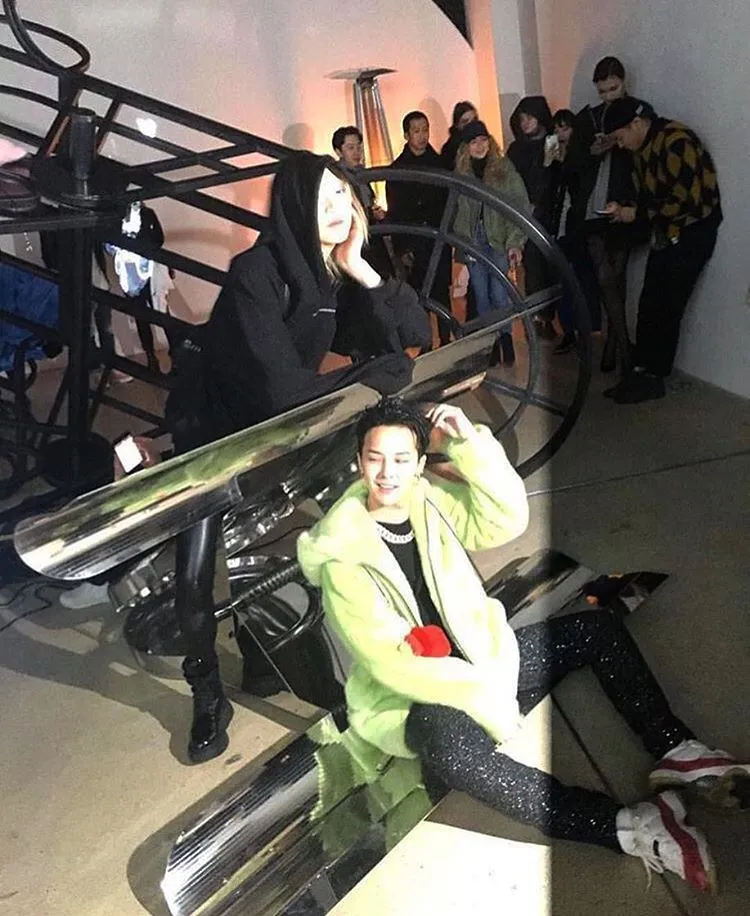 GD di exhibition produknya © instagram.com/xxxibgdrgn