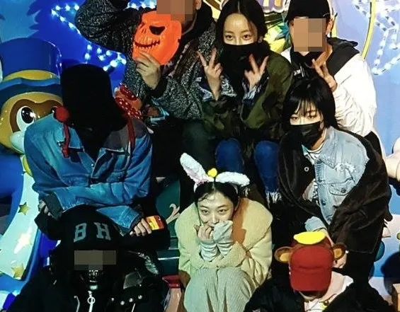 G-Dragon, Goo Hara, Sulli, Ga In, dan teman-teman lain saat bermain di Lotte World. ©koreaboo.com