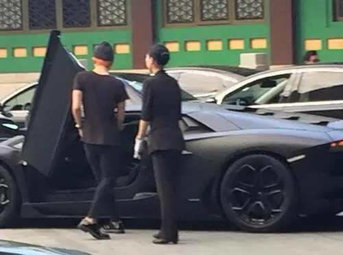 GD dan mobil mewahnya seharga Rp 6,6 miliar. ©soompi.com