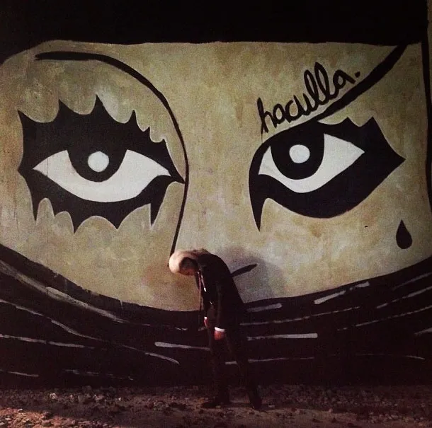 G-Dragon dengan foto background mata yang unik. ©soompi.com