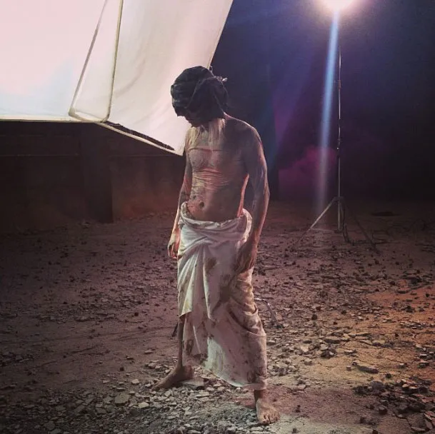 G-Dragon berbalut kain putih yang kotor. ©soompi.com