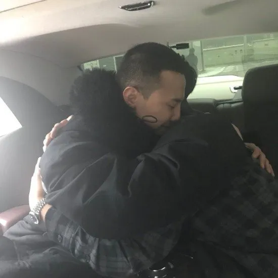 T.O.P memberikan pelukan hangat sebelum G-Dragon berangkat menjalankan tugas militer.  © Instagram/phillip_paradise