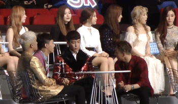 G-Dragon ketahuan menirukan gaya Taeyeon. © koreaboo.com