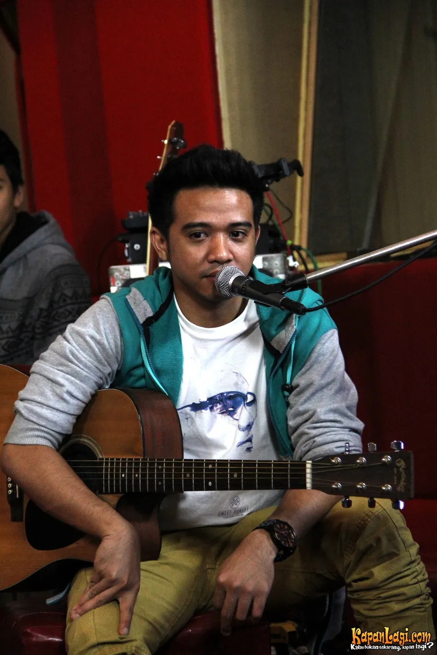 Roby Geisha kini lebih sering membaca buku.