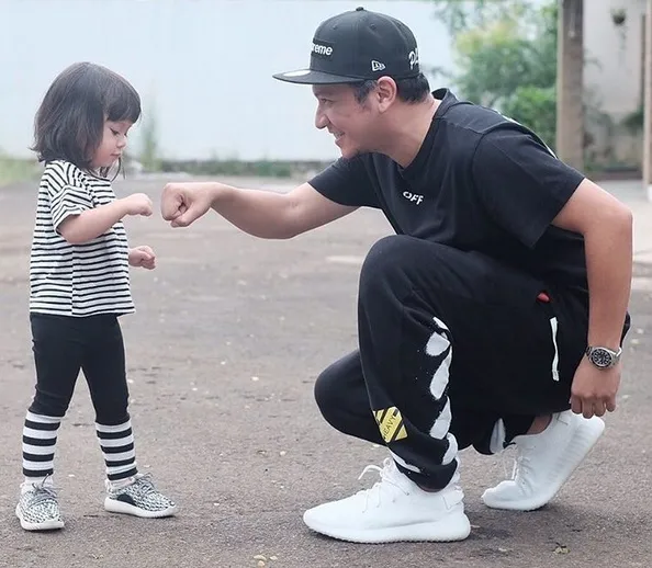 Kompak dan harmonis, Baby Gempi juga nampak begitu dekat dengan sang ayah yakni Gading Marten. /©instagram.com/gadiiing