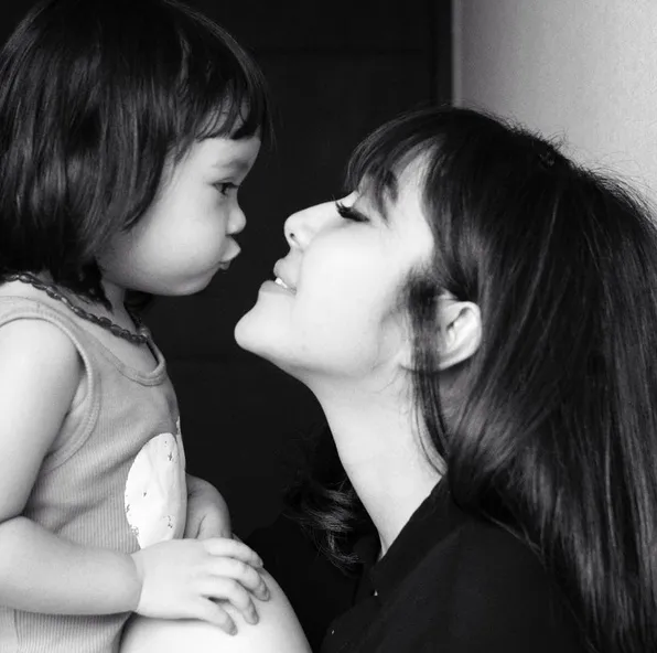 Momen manis Baby Gempi saat akan mengecup bibir Gisel. /©instagram.com/gadiiing