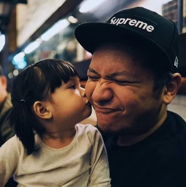 Bikin gemas, ini ekpresi lucu Baby Gempi saat mengecup pipi Gading. /©instagram.com/gadiiing