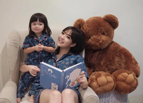 Meski sibuk, Gisel dan Gading selalu habiskan waktu bersama dengan Baby Gempi. /©instagram.com/gisel_la