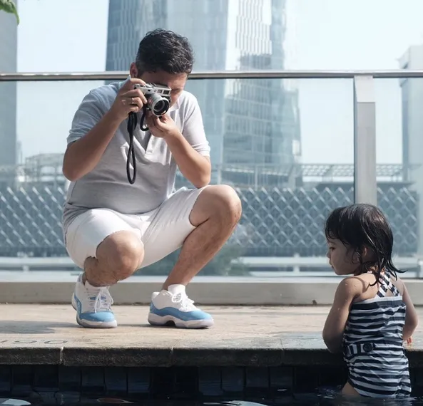 Sang kepala keluarga yakni Gading Marten nampak sibuk dengan kameranya untuk abadikan momen-momen lucu Baby Gempi. /©instagram.com/gisel_la