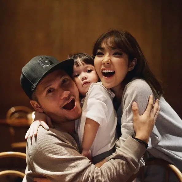 Meski sibuk, Gisel dan Gading tetap habiskan waktu untuk sang anak. /©instagram.com/gadiiing