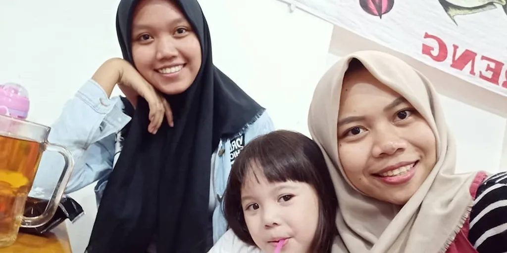 Gempi bersama Koneng dan pengasuh barunya © Instagram/siti_syalalah