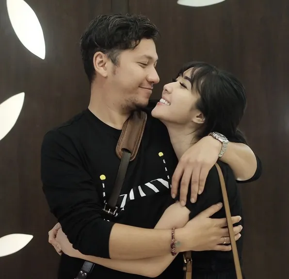 Mesra dan harmonis, pasangan Gading Marten dengan Gisella Anastasia ini bisa bikin baper ya! /©instagram.com/gisel_la