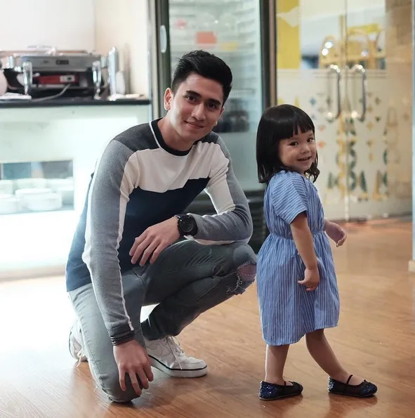 Centilnya Baby Gempi saat foto bareng Verrell Bramasta. So adorable! /©instagram.com/gisel_la