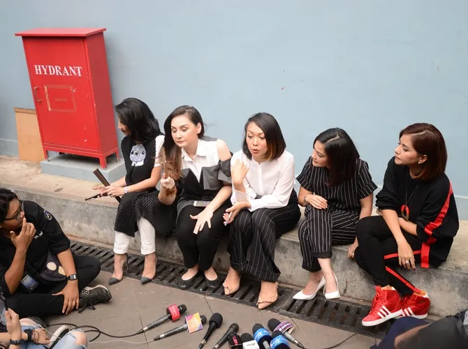 Nola tak menyangka video iseng yang ia buat bersama teman-teman menjadi viral. © KapanLagi.com/Bayu Herdianto