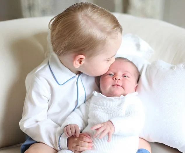 Kedekatan Pangeran George dan Charlotte, so sweet banget ya! ;) @ dailymail.co.uk