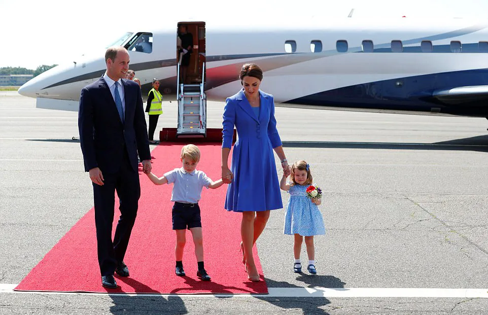 Kate dan William di bandara, siap meninggalkan Polandia © dailymail.co.uk