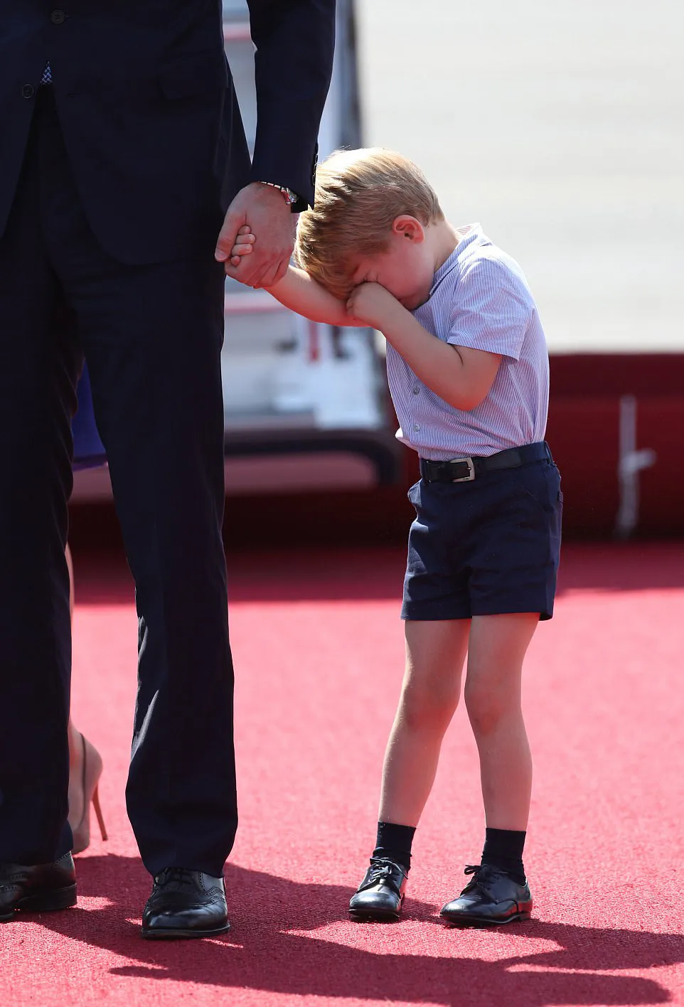 Bermanja-manja pada sang ayah, George berusaha untuk tetap berdiri tegak dan menyapa semua orang © dailymail.co.uk