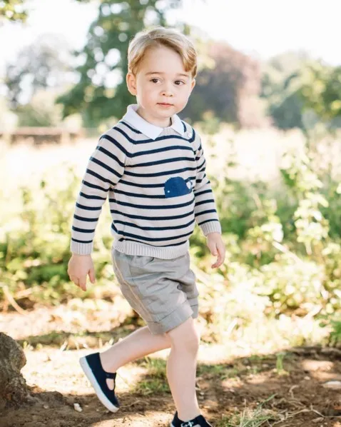 Pangeran George seganteng ayahnya © dailymail.co.uk