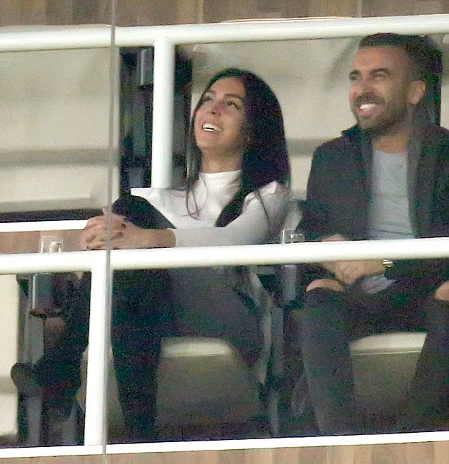 Georgina tertangkap kamera dukung Ronaldo © Dailymail.co.uk