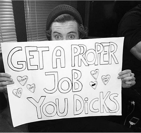 Poster celaan dari penonton terhadap One Direction