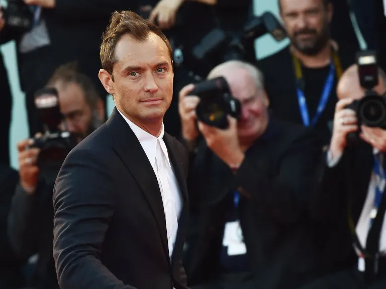 Jude Law terpilih untuk memerankan Dumbledore muda dalam sekuel FANTASTIC BEASTS AND WHERE TO FIND THEM berikutnya © pottermore.com