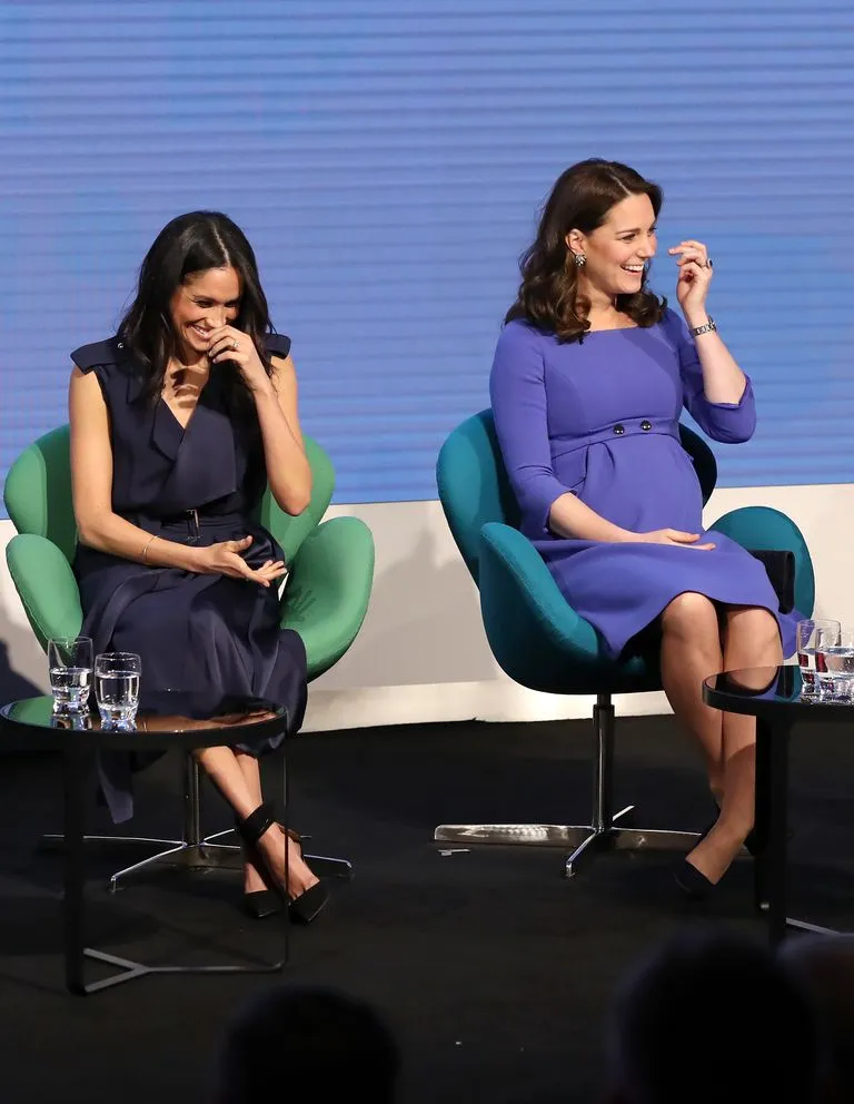Meghan Markle dan Kate Middleton kompak dengan busana bernuansa biru. (credit: elle.co.uk)