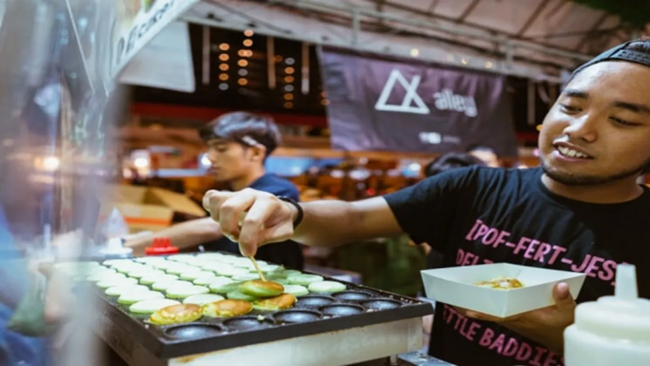 Berburu takjil di Bazar Geylang Serai. (visitsingapore)