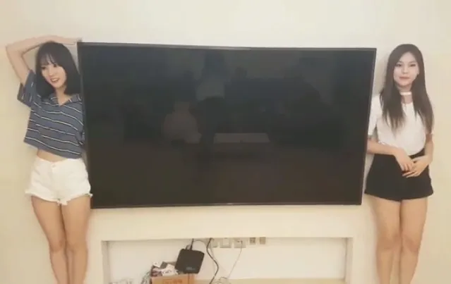 TV besar di ruang tamu dorm baru © V Live